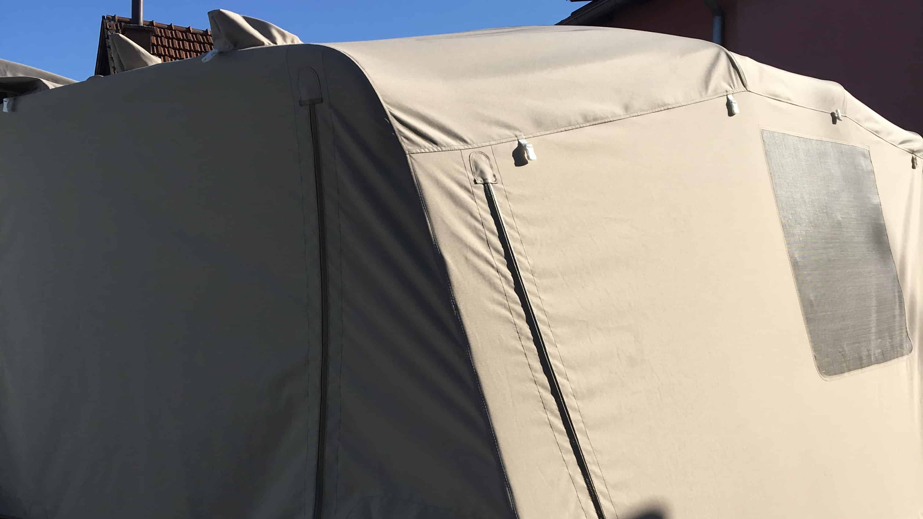 šator tenda u materijalu Sunbrella Surlast s PVC prozorima koji imaju mogućnost rolanja te integriranim komarnicima za GUMENJAK BARRACUDA