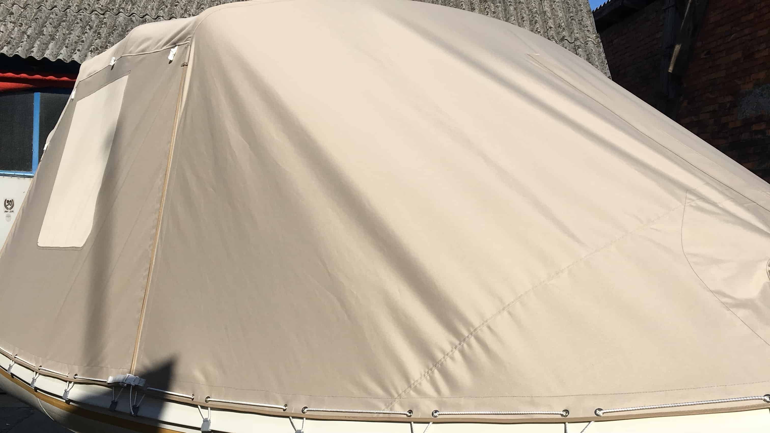 šator tenda u materijalu Sunbrella Surlast s PVC prozorima koji imaju mogućnost rolanja te integriranim komarnicima za GUMENJAK BARRACUDA