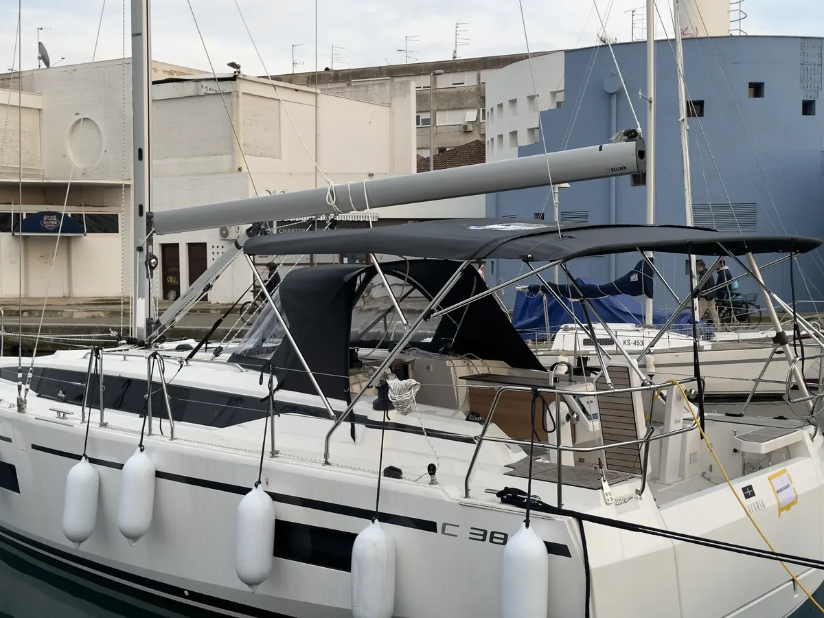 Bavaria C 38 — Sprayhood #7