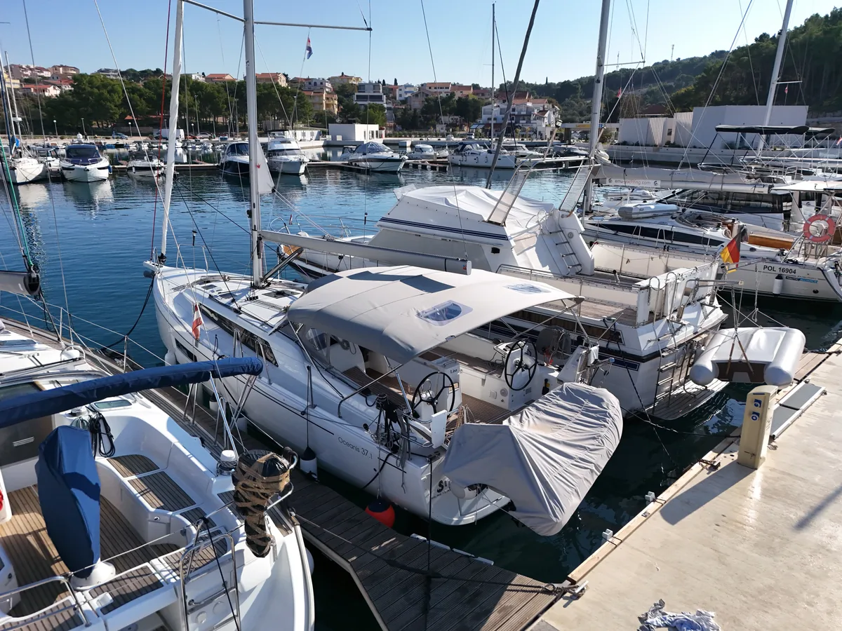Beneteau Oceanis 37.1 — Bimini #12
