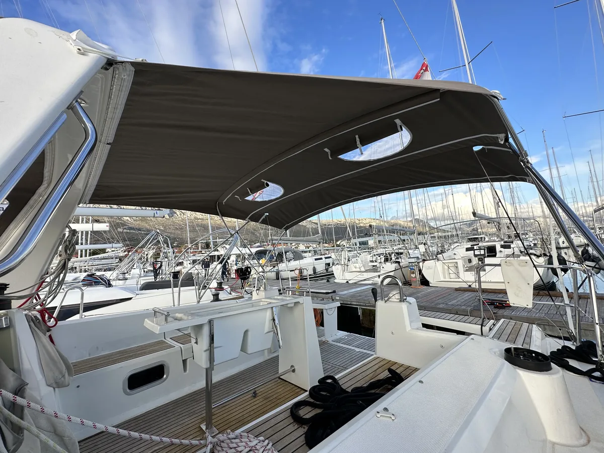 Beneteau Oceanis 38 — bimini #3