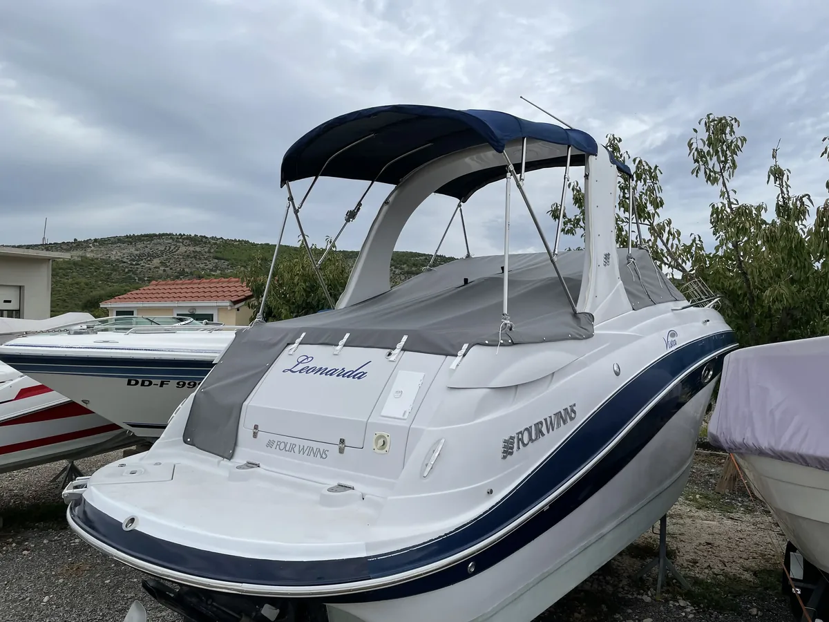 Four Winns Vista 278 — cockpit-cover #2